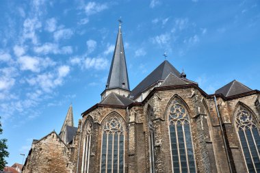 Aziz James Kilisesi ya da Belçika, Gent 'teki Aziz James Kilisesi. Santiago 'ya ithaf edilen ilk ahşap kilise 1093 yılında bu alana inşa edildi. Şimdiki kilise Romanesk tarzında.