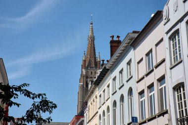 Bruges, Belçika; Haziran 06.2024; Belçika 'nın eski Bruges kentindeki Unesco Dünya Mirası' nın bir parçası olarak güneşte parlayan eski evleri olan Gotik tarzdaki Meryem Kilisesi. 122 metre yüksekliğinde kulesi var.