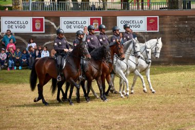 Vigo, Pontevedra, İspanya; 26 Mayıs 2024; Ulusal Polis Özel Süvari Birliği 'nin olağanüstü bir sergisi, suçluların gözaltına alınması, terbiye, itaat, atların değeri,