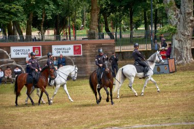 Vigo, Pontevedra, İspanya; 26 Mayıs 2024; Ulusal Polis Özel Süvari Birliği 'nin olağanüstü bir sergisi, suçluların gözaltına alınması, terbiye, itaat, atların değeri,