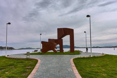 Baiona, Pontevedra, İspanya; Nisan 03.2023; Galiçyalı sanatçı Soledad Penalta 'nın arge soyut demir heykeli, Baiona, Galiçya, kuzeybatı İspanya, Avrupa