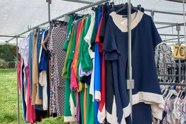 Giysiler Vigo, Pontevedra, İspanya 'daki Parque da Bouza' daki Coia kentsel pazarında askıda asılı.