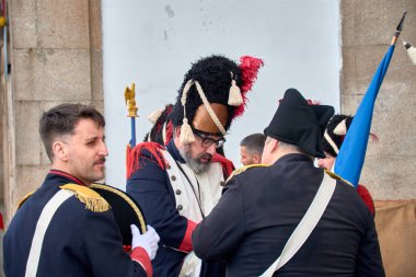 Vigo, Pontevedra, İspanya; 7 Nisan 2024; Vigo 'nun eski Vigo kasabasında Fransızlara karşı fethi. Fransız birlikleri Vigo şehrinde devriye gezmeye hazırlanıyor.