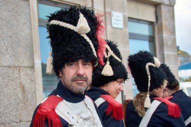 Vigo, Pontevedra, İspanya; 7 Nisan 2024; Vigo 'nun eski Vigo kasabasında Fransızlara karşı fethi. Fransız birlikleri Vigo şehrinde devriye gezmeye hazırlanıyor.