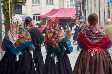 Vigo, Pontevedra, İspanya; 7 Nisan 2024; Vigo kadınları, Vigo 'nun Fransızlara karşı yeniden soruşturmasında çok önemli bir rol oynadılar. Dönem kostümlü kadınlar