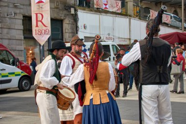 Vigo, Pontevedra, İspanya; 7 Nisan 2024; Davul ve gayda grupları Vigo Festivali 'nin Yeniden Sorgulanması sırasında çalmayı bırakmıyor