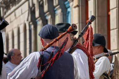 Vigo, Pontevedra, İspanya; 7 Nisan 2024; Davul ve gayda grupları Vigo Festivali 'nin Yeniden Sorgulanması sırasında çalmayı bırakmıyor