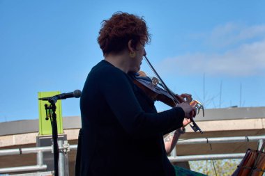 Vigo, Pontevedra, İspanya; 7 Nisan 2024; Vigo Reconquista festivalinde bir gruba ait bir kadın keman çalıyor.