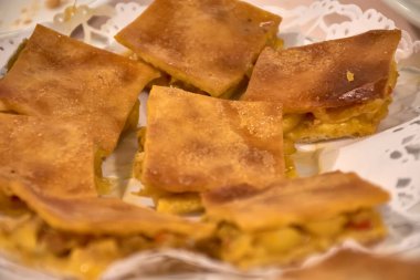 Yakın plan Empanada Gallega, Galiçya, İspanya 'dan tipik ton balığıyla doldurulmuş geleneksel turta