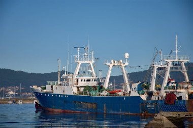 Paslı birkaç uzun gemi Vigo limanına yanaştı.