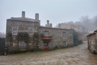 Portekiz 'in tarihi Sortelha köyünün sisli sokaklarında yürü.