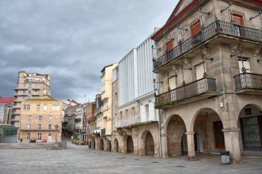 Plaza do Berbes, Vigo 'nun tarihi merkezinde bulutlu bir günde insansız