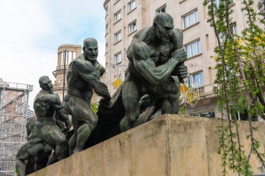 Los neteros adlı denizcilerin çalışmalarına adanmış bronz heykel grubu
