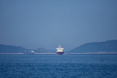 Tanker Toor Pomerol Vigo limanına geliyor. Pilotun da yardımıyla.    