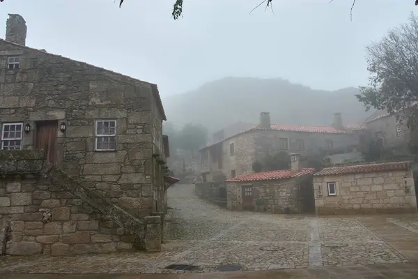 Portekiz 'in tarihi Sortelha köyünün sisli sokaklarında yürü.