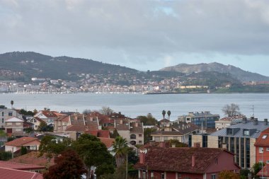 Val Mior 'un birçok şehir meclisi vardır: Bayona, Santa Mara de Oya, Nigrn ve Gondomar.