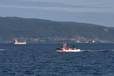 Balıkçı tekneleri Vigo nehrinde sürekli yüzerler.