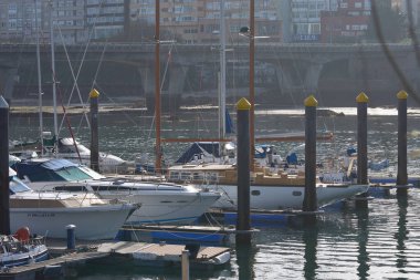 Vila 'daki deniz kenarındaki Villa de Bouzas Vigo Ria de Vigo' ya mal sağlayan yüzlerce tekneyi barındıran dubalarla dolu.