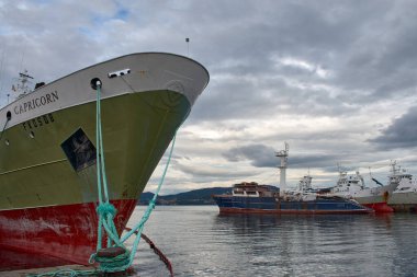 Derin deniz gemileri Vigo limanında denize açılmak için erzak yüklüyor.