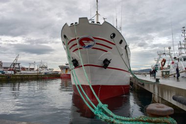 Vigo, Pontevedra, İspanya; 22 Ekim 2021; Vigo limanında demirli balıkçı teknesi, kalın fotoğrafçılığa bağlı bir halatla