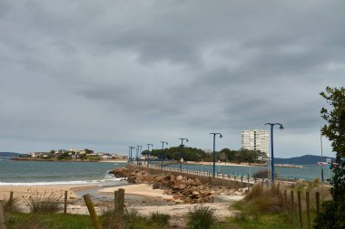 Toralla Adası, büyük binası, bulutlu gökyüzünün altındaki köprüsü Vigo, Galiçya, İspanya 'da