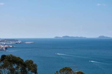 Vigo, Galiçya, İspanya 'daki dağın yüksekliğinden deniz manzarası