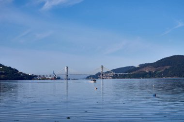 Vigo 'daki Rande kablolu köprüsü Galiçya' daki Cesantes plajından geçerken görüldü.