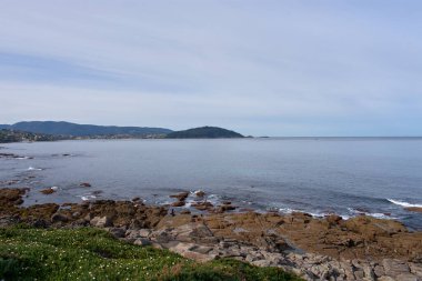 Cabo Estay 'da yürürken dünyanın en iyi plajı olarak kabul edilen Ra de Vigo adalarını koruyan küçük takımadaları görebilirsiniz..
