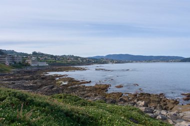 Cabo Estay 'da yürürken dünyanın en iyi plajı olarak kabul edilen Ra de Vigo adalarını koruyan küçük takımadaları görebilirsiniz..