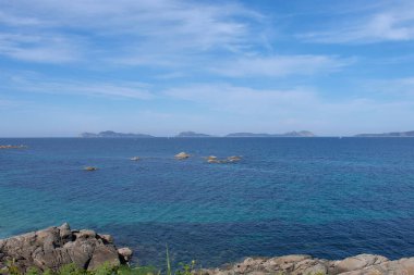 Cabo Estay 'da yürürken dünyanın en iyi plajı olarak kabul edilen Ra de Vigo adalarını koruyan küçük takımadaları görebilirsiniz..