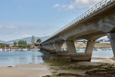 Aşağıdan görünen Bouzas köprüsünün yapısı güzel bir simetrik şekil oluşturuyor.