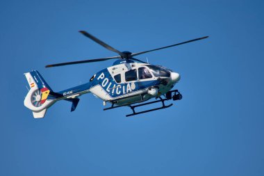 Vigo, Galiçya, İspanya; Mayıs 04.2021; Ulusal Polis 'in Angel23 helikopteri Vigo' nun göklerinde devriye geziyor.