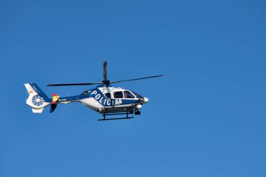 Vigo, Galiçya, İspanya; Mayıs 04.2021; Ulusal Polis 'in Angel23 helikopteri Vigo' nun göklerinde devriye geziyor.
