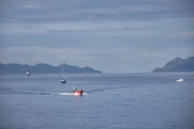 Ria de Vigo 'nun güzel manzarası. Arka planda küçük tekneleri ve Cies Adaları var.