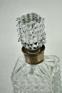 Gümüş çerçeveli bir durdurucuyla kristal sürahiyi kes