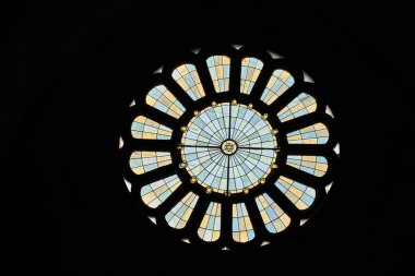 MEIRA, LUGO, SPAIN; 26 Ocak 2024: Lugo 'daki Santa Maria de Meira Kilisesi' nin arkasındaki Rosette şeklindeki cam pencerenin ön görüntüsü