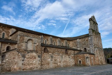 Santa Maria de Meira, kilisenin ve manastır binalarının bir kısmının korunduğu bir ortaçağ manastırıdır. Lugo şehrinden yaklaşık 32 km uzaklıktadır.