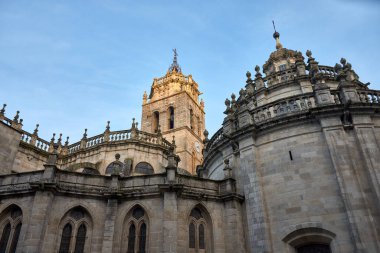 Santa Maria de Lugo Katedrali 'nin zirveleri, minareleri, Galiçya, İspanya, Avrupa' nın iki terası.