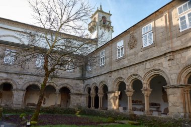 LUGO, SPAIN; Ocak 27,2024: Manastır San Pedro Kilisesi 'nin kuzeyinde yer almaktadır, Lugo İl Müzesi' nin bir parçası olmasına rağmen, bugün hala el değmemiş birkaç Fransisken manastırından biridir.