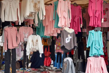 Portekiz, Barcelos 'taki açık hava sokak pazarında kadın giysileri askıda asılı.
