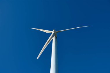 Galiçya, Lugo 'daki Sotavento Rüzgar Çiftliği' nde izole rüzgar jeneratörü. Yenilenebilir enerji konsepti, yeşil enerji üretimi. Enerji endüstrisi.