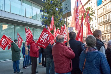 VIGO, SPAIN; Şubat 02.2024; CCOO ve UGT Vigo 'daki Xunta de Galicia binasında bir araya gelerek huzurevlerini savundular.