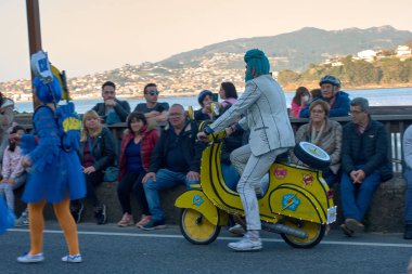 BAIONA, PONTEVEDRA, İSPA; Şubat 03.2024: Baiona İl Konseyi 'nin erken karnavalında tiyatro toplulukları geçidi