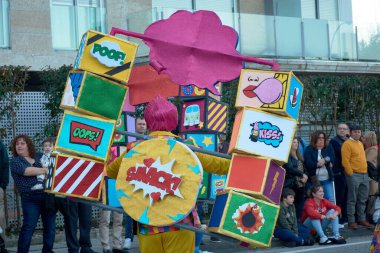 BAIONA, PONTEVEDRA, İSPA; Şubat 03.2024: Baiona İl Konseyi 'nin erken karnavalında tiyatro toplulukları geçidi