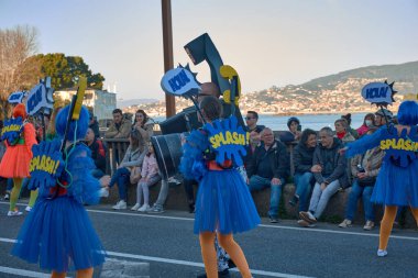 BAIONA, PONTEVEDRA, İSPA; Şubat 03.2024: Baiona İl Konseyi 'nin erken karnavalında tiyatro toplulukları geçidi