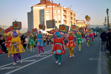 BAIONA, PONTEVEDRA, İSPA; Şubat 03.2024: Baiona İl Konseyi 'nin erken karnavalında tiyatro toplulukları geçidi
