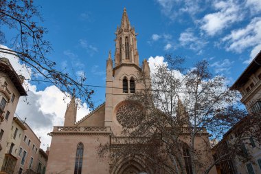 Palma, Mallorca, Balear Adaları, İspanya. 10 Şubat 2024 - Mallorca Kralı II. James 'in tacını giydiği Santa Eulalia Gotik Kilisesi' nin çan kulesi