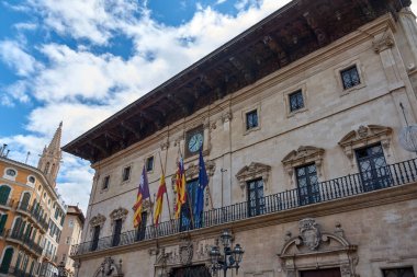 İspanya 'nın Balear Adaları özerk topluluğu Mallorca adasındaki Plaza de Cort' ta bulunan Palma belediye binasının ön cephesi.