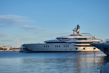 Palma, Mallorca, Balear Adaları, İspanya. 10 Şubat 2024 - ABD tarafından ele geçirilen Rus yatı Tango, Palma de Mallorca 'daki Club del Mar' da bir dubada duruyor.