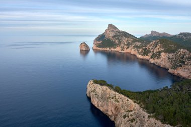 Cape Formentor ve Sierra de Tramontana 'nın manzarası, adanın kuzeyinde dağ kayalıklarının Akdeniz ile buluştuğu yer..